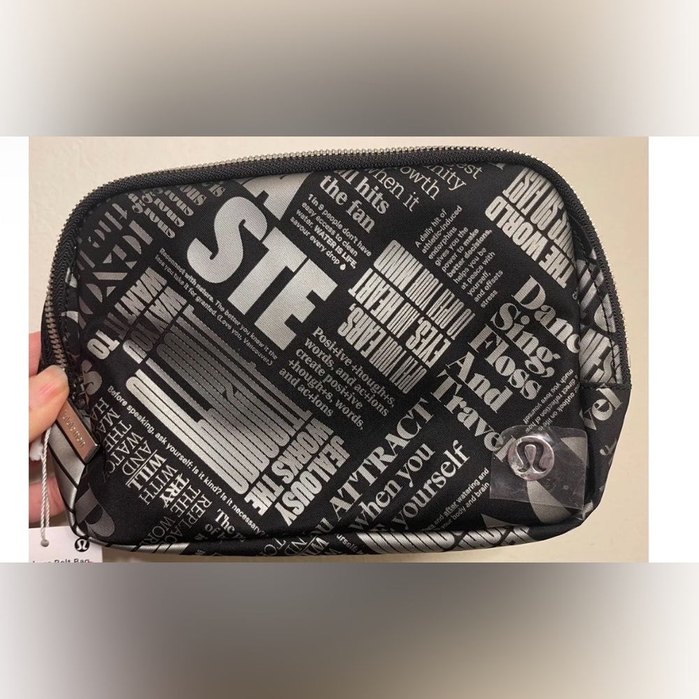lululemon athletica Black & White Manifesto Everywhere Belt Bag - Picture 6 of 6
